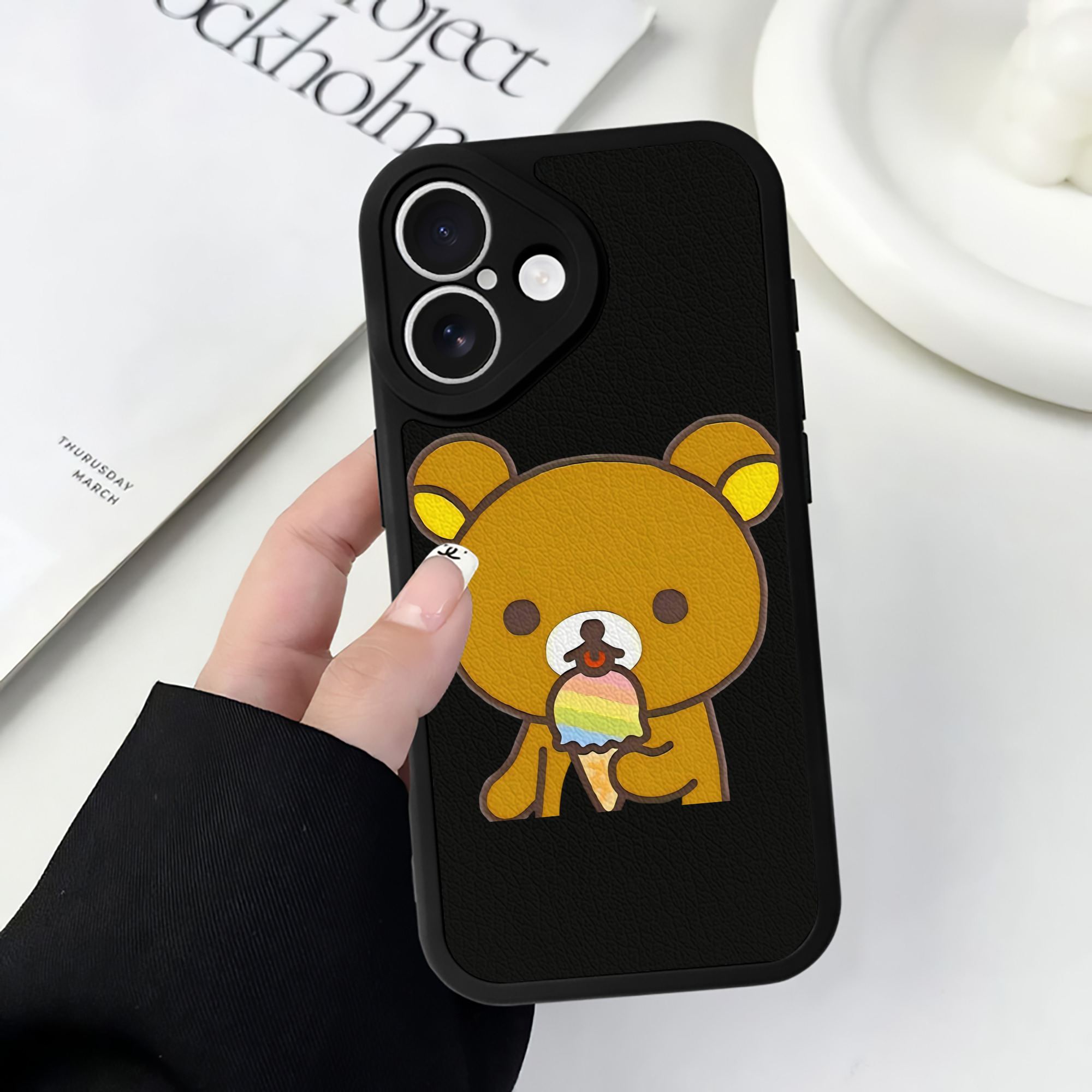 （画像用） リラックマ リラックマ キイロイトリ Rilakkuma Korilakkuma Kiiroitori 【iPhone 16シリーズ対応】シリコンスマホケース（レザー調） 材質：シリコン